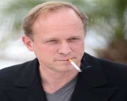 Ulrich Tukur smoking